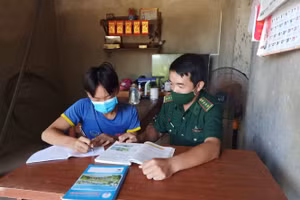 Chiến sĩ Đồn Biên phòng Quảng Đức thường xuyên qua kiểm tra và động viên các con nuôi học tập.