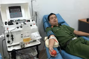 Đại úy Linh tham gia hiến tiểu cầu cho người bệnh.