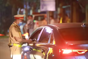 Lực lượng CSGT ra quân bảo đảm trật tự ATGT, xử lý vi phạm nồng độ cồn.