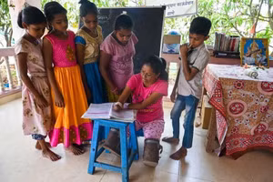 Cô giáo Hilim (thứ 2 từ phải sang) dạy học cho trẻ em nghèo.