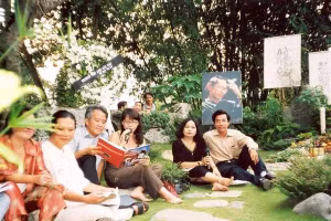 Gia đình và những người yêu nhạc Trịnh bên mộ Trịnh Công Sơn.