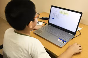 Trẻ học trực tuyến trong thời gian dài có nguy cơ ảnh hưởng tới tâm lý. Ảnh minh họa.