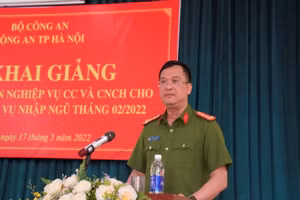 Đại tá Phạm Trung Hiếu phát biểu tại Lễ khai giảng khóa học.