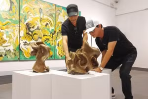 Nhà điêu khắc Đào Châu Hải (phải) và họa sĩ Đinh Phong.