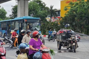 Xe thô sơ, tự chế lại gây tai nạn giữa phố Hà Nội: Sự "bất lực" trong xây dựng an toàn đô thị?