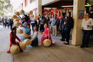 Du học sinh Việt Nam biểu diễn múa nón trong trang phục áo dài tại Trường Đại học Griffith (Úc) trong chương trình giao lưu văn hóa. Ảnh: NVCC