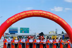 Chủ tịch nước Nguyễn Xuân Phúc cắt băng khánh thành cao tốc.