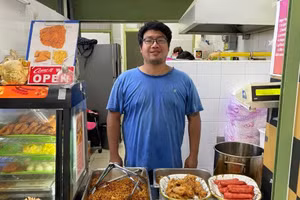 Cyrus Phang mở quầy bán thức ăn trong căng-tin Trường Trung học Deyi, Malaysia.
