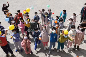 Trẻ em Hàn Quốc vui mừng trở lại trường học.