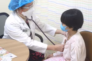 Cha mẹ không cần thiết đưa trẻ đi khám nếu con chưa có triệu chứng gì.