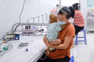 Trẻ mắc tay chân miệng được điều trị tại Bệnh viện Nhi Trung ương.