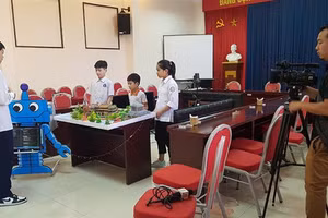 Robot hướng dẫn viên du lịch