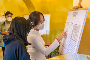 Đông đảo người dân tham gia ngày hội đọc sách tại di tích Lầu Tàng Thư (Huế).