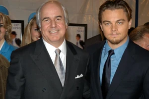 Frank (trái) chụp ảnh cùng tài tử Leonardo Di Caprio, diễn viên thủ vai mình trong phim “Bắt tôi nếu có thể”.