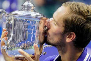 Tay vợt người Nga ăn mừng chức vô địch US Open 2021.