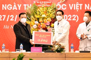 Bí thư Thành ủy Hà Nội tặng quà động viên cán bộ, y bác sĩ Bệnh biện Đa khoa Xanh Pôn.