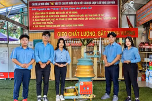Nhóm học sinh Trường THPT chuyên Hùng Vương với dự án “SCF - Máy hấp cà phê”.