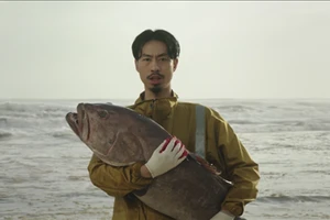 Rapper Đen Vâu trong MV “Mang tiền về cho mẹ”.