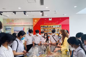 Học sinh Trường THPT Võ Chí Công (Đà Nẵng) với giờ học Lịch sử tại Nhà trưng bày Hoàng Sa.