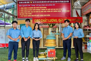 Nhóm học sinh Trường THPT chuyên Hùng Vương với dự án “SCF - Máy hấp cà phê”.