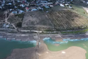 Lòng hồ thuỷ điện Ya Ly chuyển màu xanh đục gần đất canh tác và nơi người dân sinh sống.