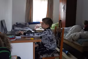 Dima - người đã chạy trốn khỏi cuộc chiến ở Ukraine cùng mẹ, tham dự lớp học trực tuyến từ Ruscova (Romania).