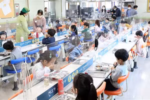 Hàn Quốc đảm bảo an toàn phòng chống dịch khi học sinh học bán trú.