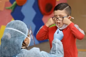 Nhiều nước yêu cầu học sinh xét nghiệm nhanh Covid-19 hàng tuần.