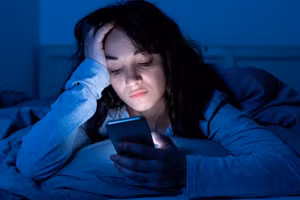 Ánh sáng xanh từ thiết bị điện tử có liên quan đến các vấn đề như mờ mắt, mỏi mắt, khô mắt, thoái hóa điểm vàng và đục thủy tinh thể. (Ảnh: ITN) 