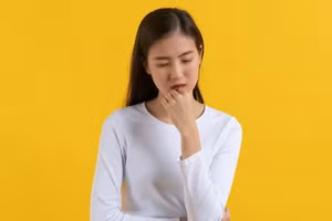 Người nhút nhát và hướng nội thường cảm thấy lúng túng khi ở cạnh những người xa lạ. (Ảnh: ITN).