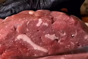 Mẹo đơn giản phân biệt thịt bò thật và giả 