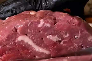 Mẹo đơn giản phân biệt thịt bò thật và giả 