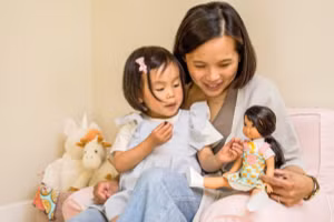 Chơi búp bê được cho là thúc đẩy trí tưởng tượng đối với trẻ em. (Ảnh: ITN).