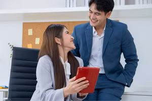 Đôi khi một người đàn ông có vợ tán tỉnh phụ nữ khác chỉ vì anh ta cảm thấy không được đánh giá cao ở nhà. (Ảnh: ITN).