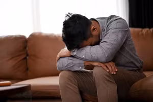 Một người đàn ông khóc không phải là dấu hiệu của sự yếu đuối mà là dấu hiệu của một cảm xúc sâu sắc. (Ảnh: ITN).