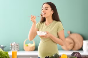 Thèm ăn là vấn đề khó tránh đối với nhiều mẹ bầu. (Ảnh: ITN)