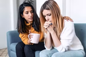 Bản chất của con người là muốn giúp đỡ người khác, đặc biệt là những người chúng ta quan tâm. (Ảnh: ITN).