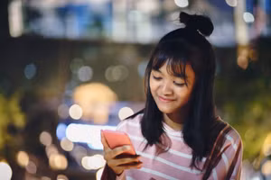 Trong giai đoạn đầu tiên của việc hẹn hò ở tuổi thiếu niên, tất cả chỉ là ngưỡng mộ nhau từ xa. (Ảnh: ITN).