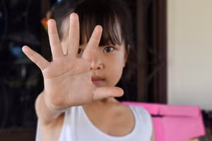 Không phải lúc nào chúng ta cũng dễ dàng nhận ra khi một đứa trẻ bị lạm dụng. (Ảnh: ITN).