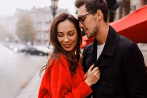 Đàn ông thích chinh phục đồng thời thích cảm giác mình được đối phương cần đến. (Ảnh: ITN).