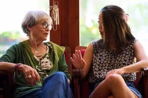 Bạn sẽ làm thế nào khi bố mẹ chồng luôn muốn can thiệp vào cuộc sống riêng của vợ chồng bạn? (Ảnh: ITN).