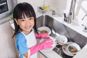 Làm việc cùng nhau và lên kế hoạch cụ thể để mọi người trong gia đình cùng chia sẻ công việc nhà. (Ảnh: ITN).