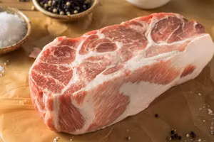 Sai lầm đầu tiên nhiều người mắc phải với thịt lợn có thể bắt đầu từ bước chọn miếng thịt. (Ảnh: ITN).