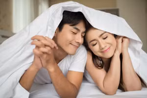 Cho dù bạn sinh mổ hay sinh thường, điều quan trọng là phải chú ý thực hành quan hệ tình dục an toàn sau sinh. (Ảnh: ITN)