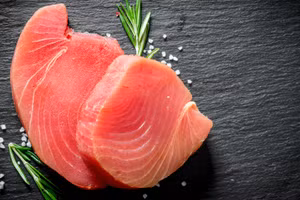 Cá hồi, cá ngừ và các loại cá béo khác có nhiều axit béo omega-3, là sự bổ sung có lợi cho bất kỳ chế độ ăn kiêng nào. (Ảnh: ITN)