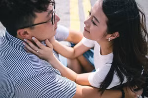 Một trong những đặc điểm chính của phụ nữ ngoại tình là tính cách có xu hướng phá vỡ quy tắc. (Ảnh: ITN).