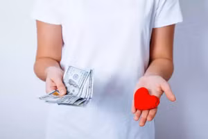 Hãy dành một chút thời gian để xem liệu bạn nên tập trung hơn vào việc tìm kiếm tình yêu hay kiếm tiền. (Ảnh: ITN).