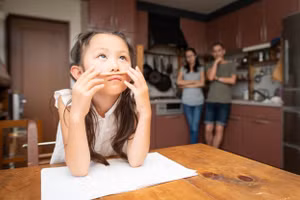 Để hiểu hành vi của con, trước tiên bạn phải hiểu tính trì hoãn ở trẻ hoạt động như thế nào. (Ảnh: ITN) 