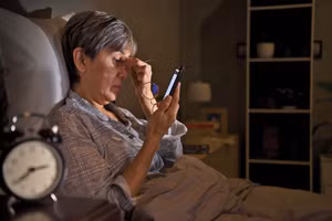  Nhiều người bị thiếu ngủ kinh niên do thức quá khuya. (Ảnh: ITN)