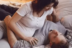 Trong ba tháng đầu tiên, phụ nữ có mức độ ham muốn tình dục thấp hơn. (Ảnh: ITN)